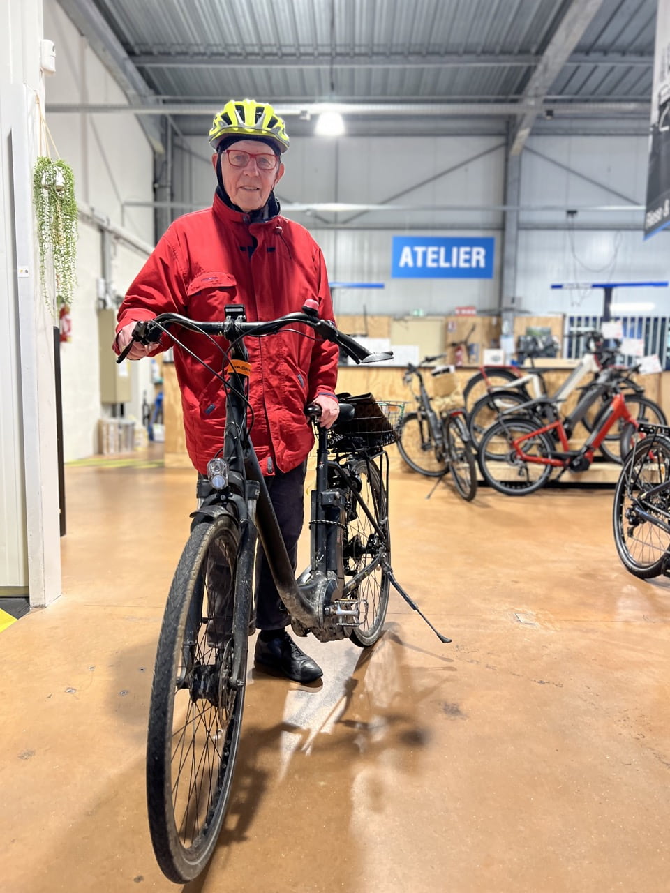 Henri avec son VAE Kalkhoff, chez Vélozen à Quimper